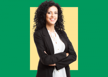 mulher sorrindo de braços cruzados, capa do conteúdo sobre Seguro D&O