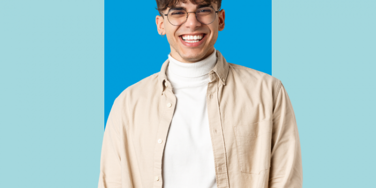 jovem, homem, sorrindo, capa do conteúdo sobre como lidar com infiltração no dente