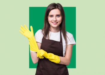 Mulher com avental e luvas de faxina.