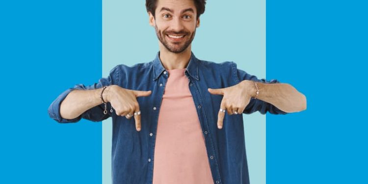Homem de jaqueta à frente de um fundo azul.
