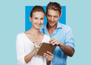 Um casal confere, em um caderno, uma lista de atividades relacionadas a reforma de casa.