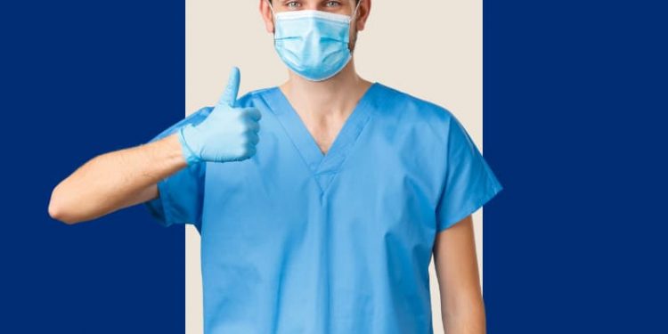 Um médico ou enfermeiro, de máscara e bata.