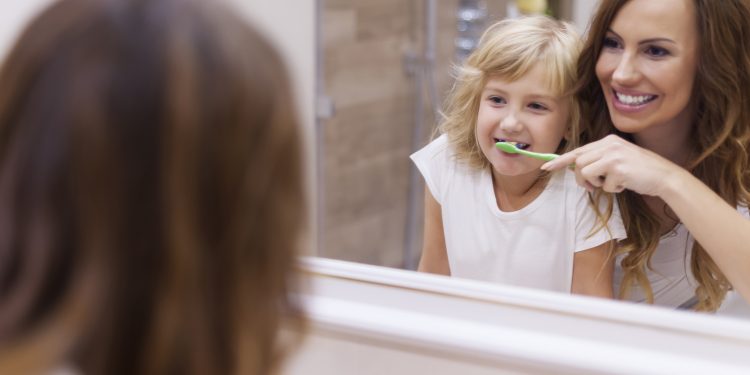 Como estimular as crianças a escovarem os dentes?