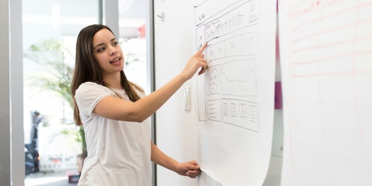 Mulher fazendo apresentação no local de trabalho.