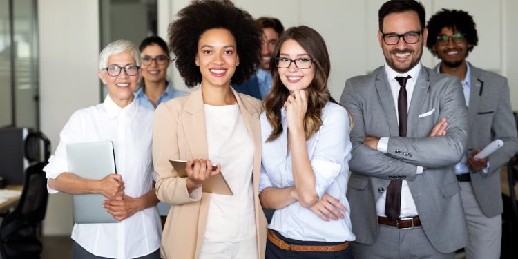 Funcionários de uma empresa juntos para tirar uma foto