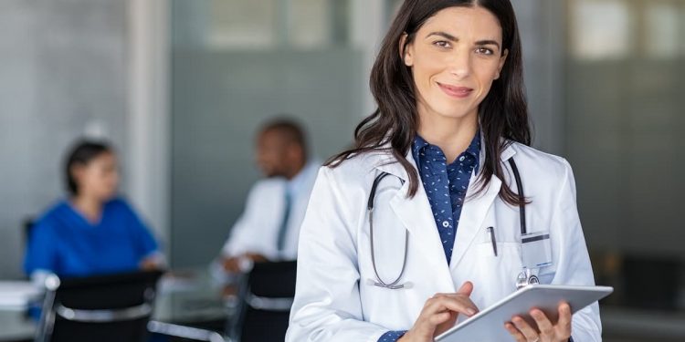 Uma médica segurando uma prancheta