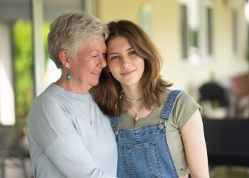 Uma jovem e uma senhora abraçadas