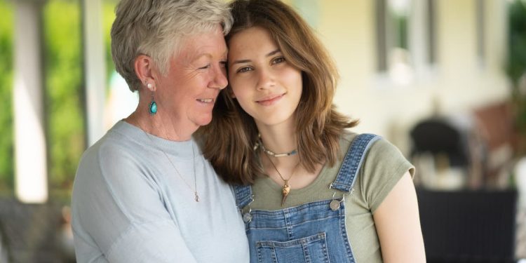Uma jovem e uma senhora abraçadas