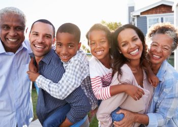 Uma família feliz e sorrindo para a foto