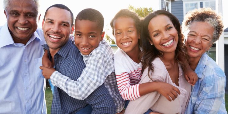 Uma família feliz e sorrindo para a foto