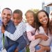 Uma família feliz e sorrindo para a foto