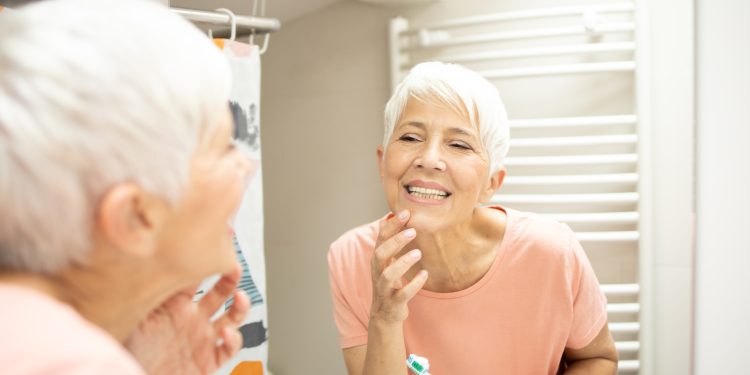 É bom usar bicarbonato nos dentes?