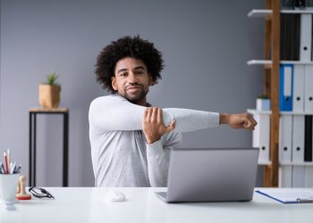 12 Alongamentos Essenciais: Alívio de dores para quem fica sentado por muito tempo