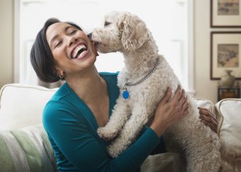 Mulher com cachorro em casa