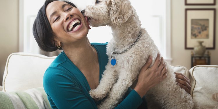 Mulher com cachorro em casa