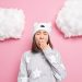 Fundo rosa com uma menina de pijama abrindo a boca e tampando-a com a mão