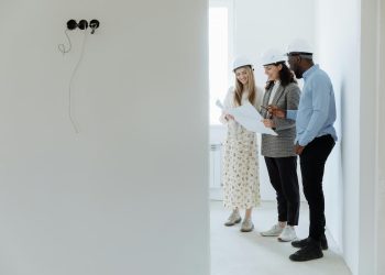 Casal fazendo vistoria em casa com danos elétricos.