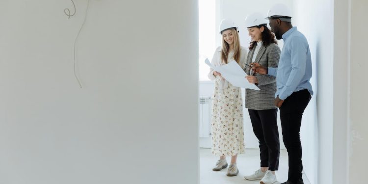 Casal fazendo vistoria em casa com danos elétricos.