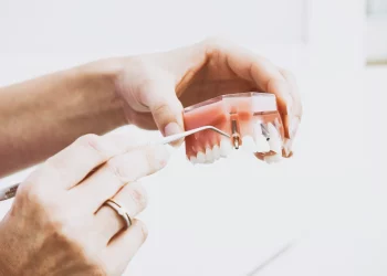 imagem de uma pessoa analisando uma prótese dentária
