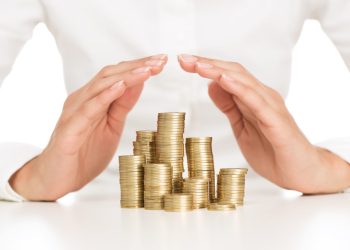 Mãos cobrindo um monte de moedas.