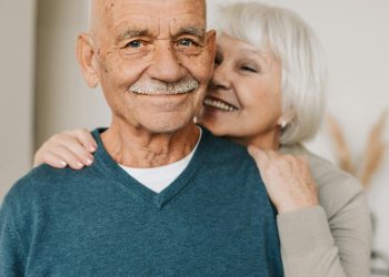 Casal de idosos de abraçando felizes.