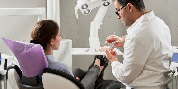 Paciente e dentista em consultório odontológico.