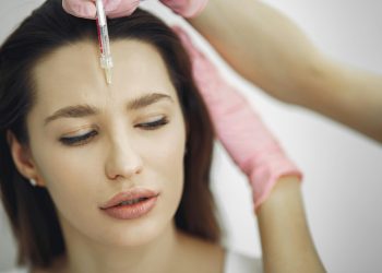 Mulher participando de procedimento estético.